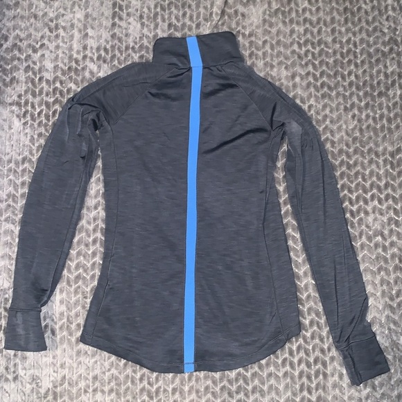 Under Armour Cold Gear.  Size XS.  Long sleeve. 1/2 length zip pull over. - Picture 5 of 5